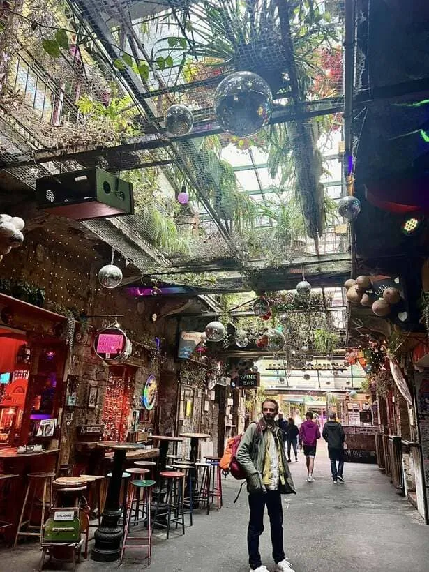 visite intérieur ruin bar budapest quartier juif