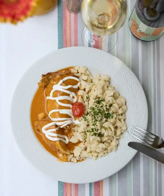 Paprikás csirke, spécialité culinaire hongroise