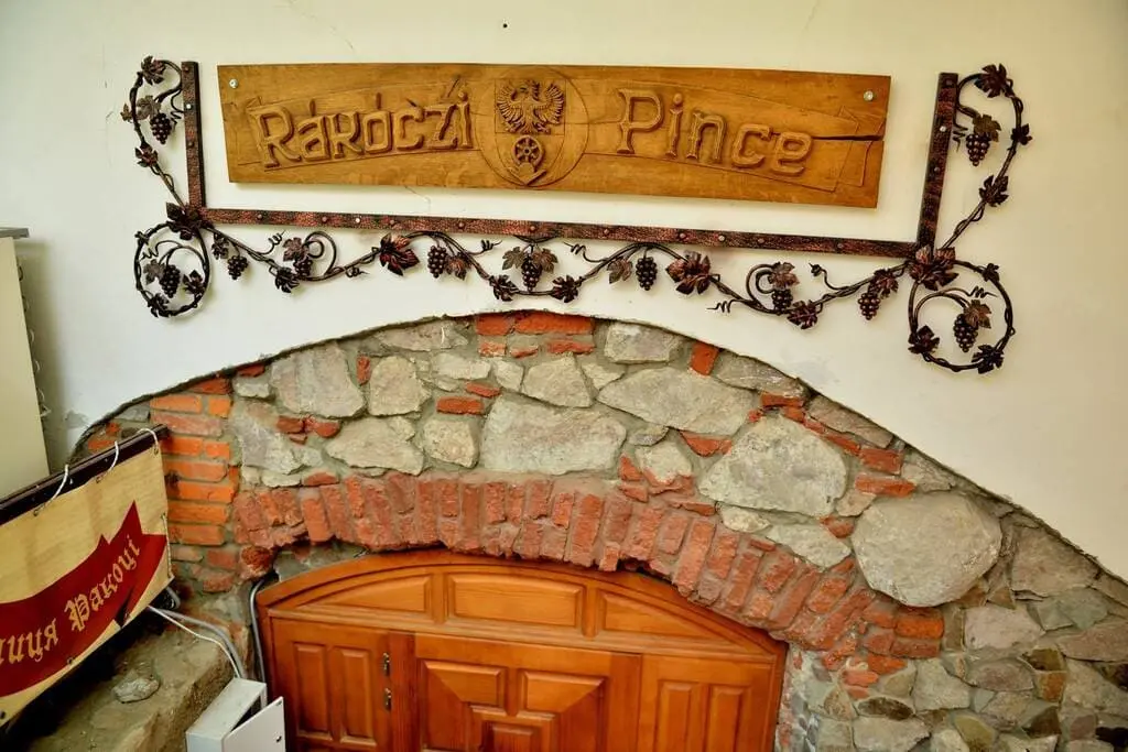 Cave Rákóczi Tokaj XVe siècle fûts centenaires dégustation