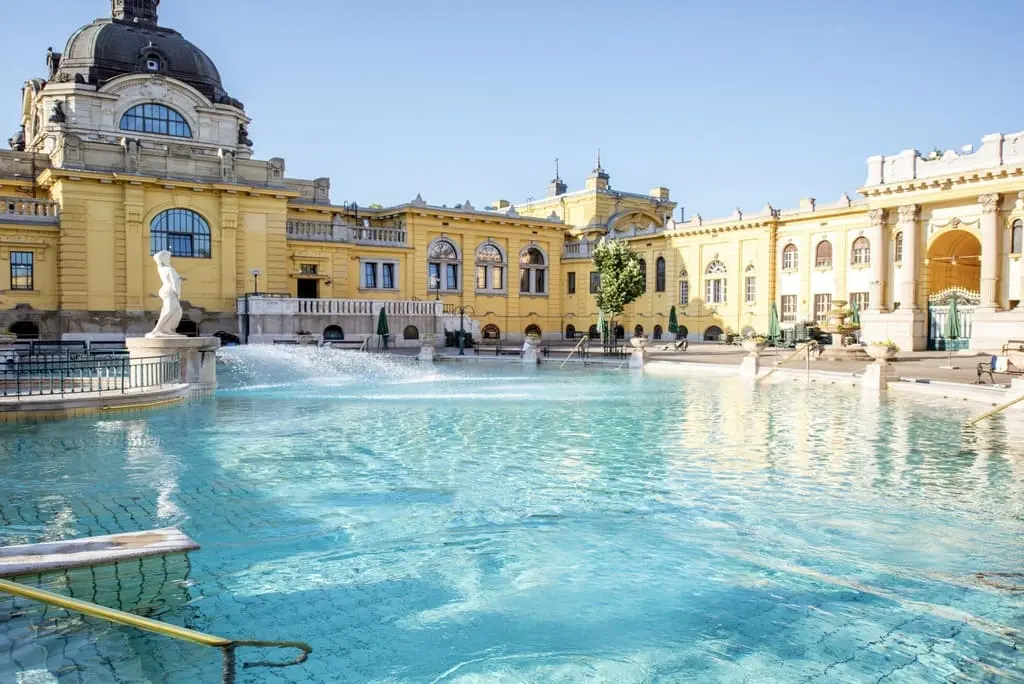 Bains thermaux Széchenyi Budapest piscine extérieure