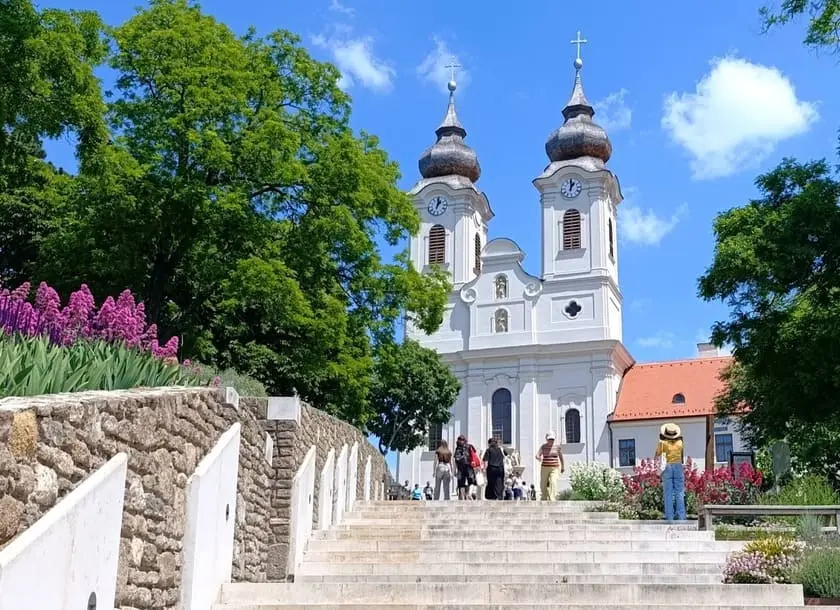 Abbaye bénédictine de Tihany dominant le lac Balaton