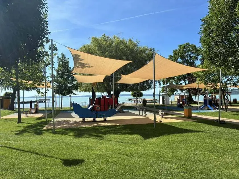 Promenade au bord de l'eau à Balatonfüred sur le lac Balaton