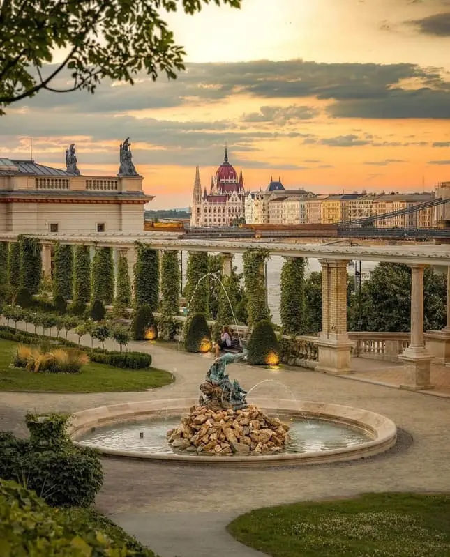 Bazar du Jardin du Château Budapest — Várkert Bazár, arcades néo-Renaissance sur le Danube