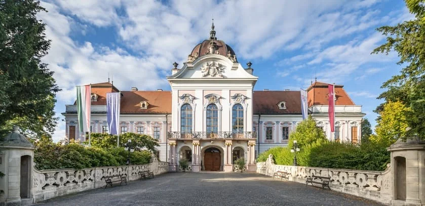 Façade baroque du château de Gödöllő, résidence de l'impératrice Sissi
