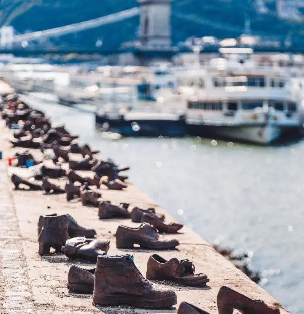 Mémorial des Chaussures sur le Danube Budapest — Cipők a Duna-parton — hommage aux victimes juives 1944