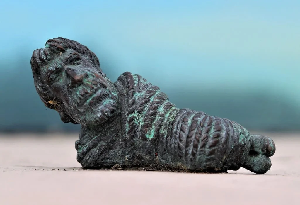 Mini-statue de bronze Kolodko sur une rambarde dans le centre de Pest, Budapest