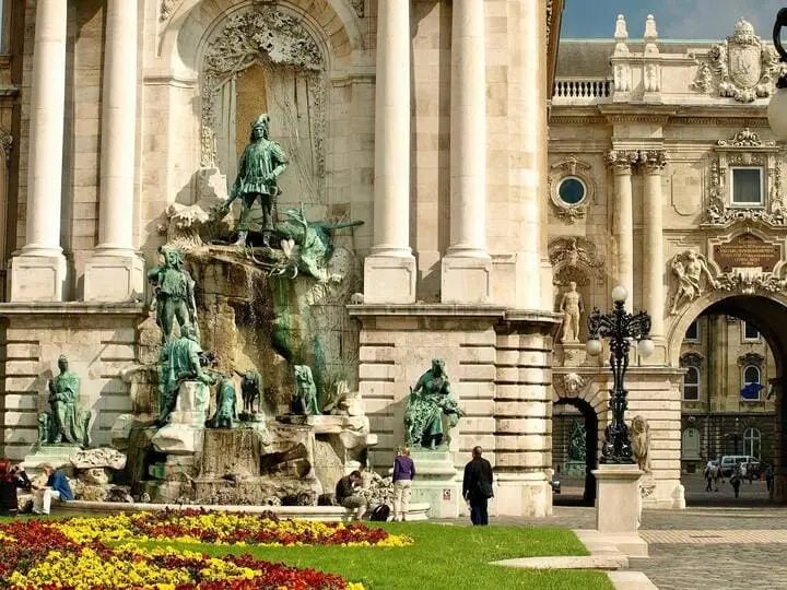 Fontaine Matthias Budapest — Mátyás-kút, cour du Château de Buda