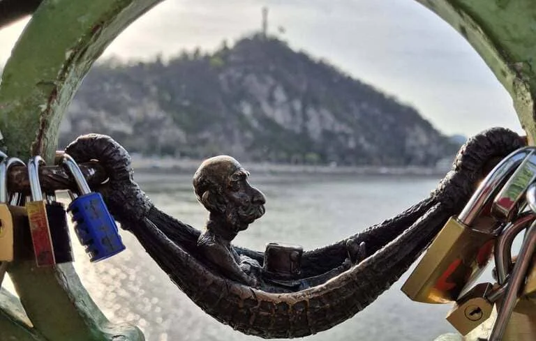 Statue Kolodko de l'empereur François-Joseph dans un hamac sur le pont de la Liberté