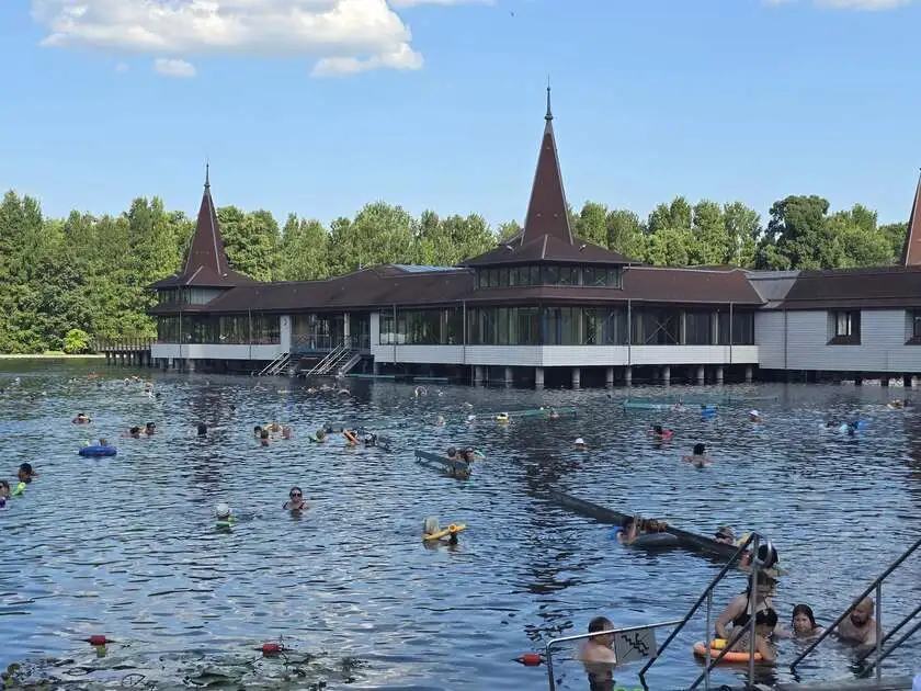 Lac thermal de Hévíz aux nénuphars, près du lac Balaton