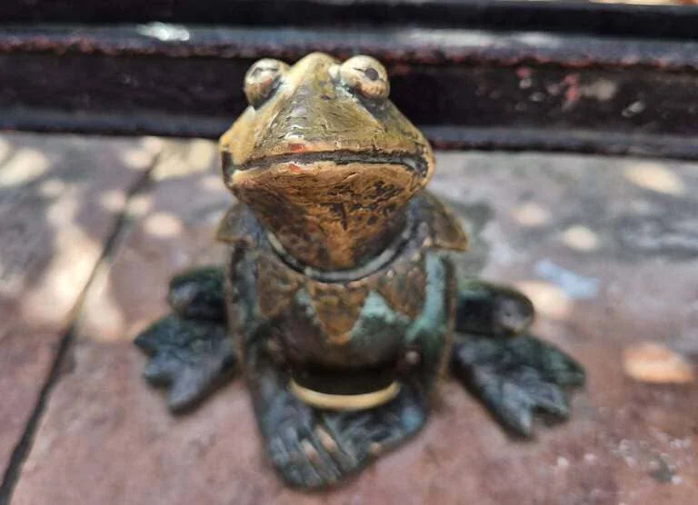 Statue Kolodko de Kermit la grenouille devant l'ancienne télévision hongroise