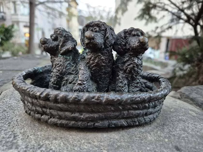Statue Kolodko évoquant la foire aux chiens de Buda et le roi Mathias