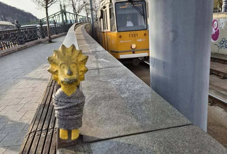 Statue Kolodko de Lisa Simpson en Jeanne d'Arc sur Fővám tér