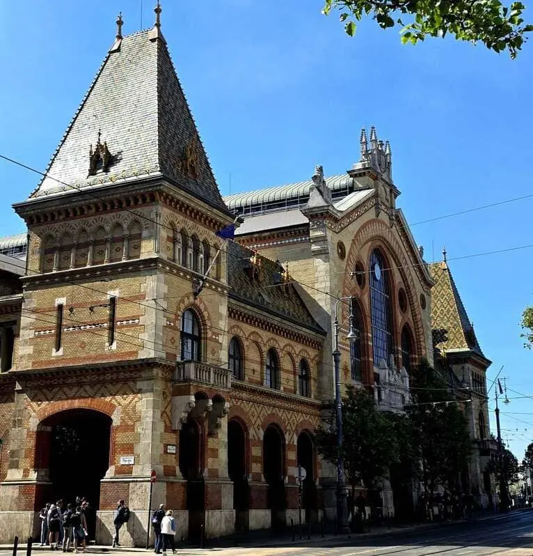 Grand Marché Central Budapest Nagycsarnok intérieur toits Zsolnay
