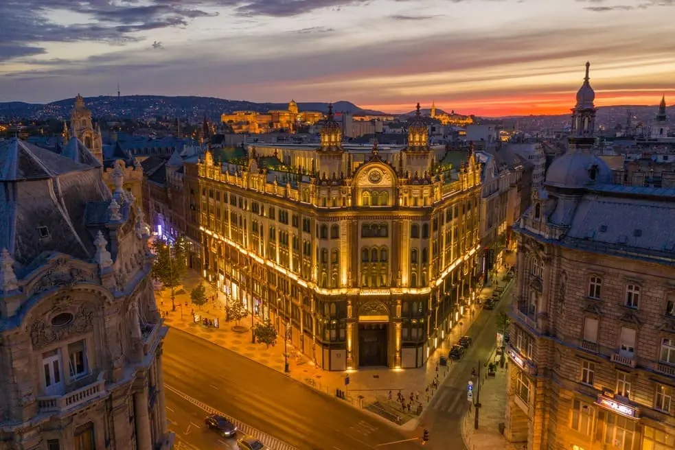 Párizsi Udvar Budapest — passage Art nouveau galerie historique