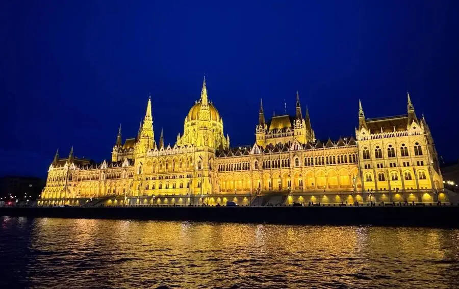 Parlement de Budapest vu depuis le Danube — visite guidée Pest