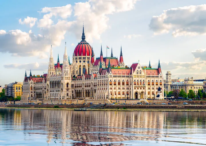 Parlement de Budapest — Országház néo-gothique face au Danube