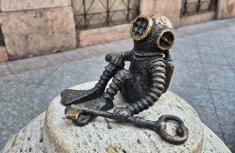 Statue Kolodko du plongeur tenant une clé près du New York Café