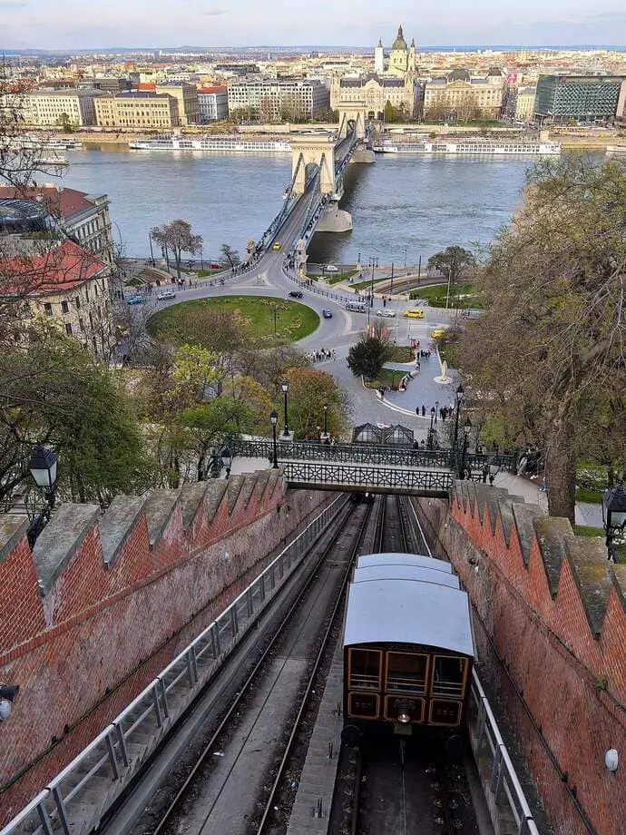 Funiculaire Sikló Budapest — funiculaire historique colline du Château de Buda depuis 1870