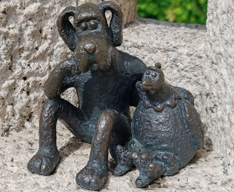 Mini-statue Kolodko cachée sur les quais du Danube à Budapest