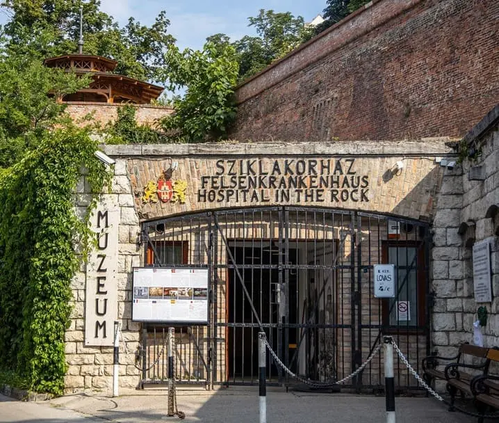 Hôpital dans la Roche Budapest — Sziklakórház, bunker souterrain Seconde Guerre mondiale colline Buda
