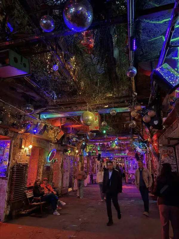 Ruin bars Budapest Szimpla Kert soirée guide français locaux